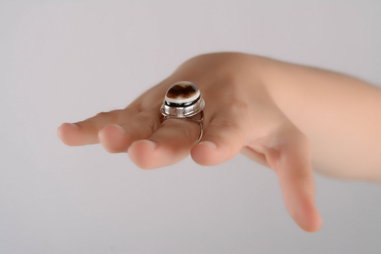 Silberner Ring mit Horn foto 3