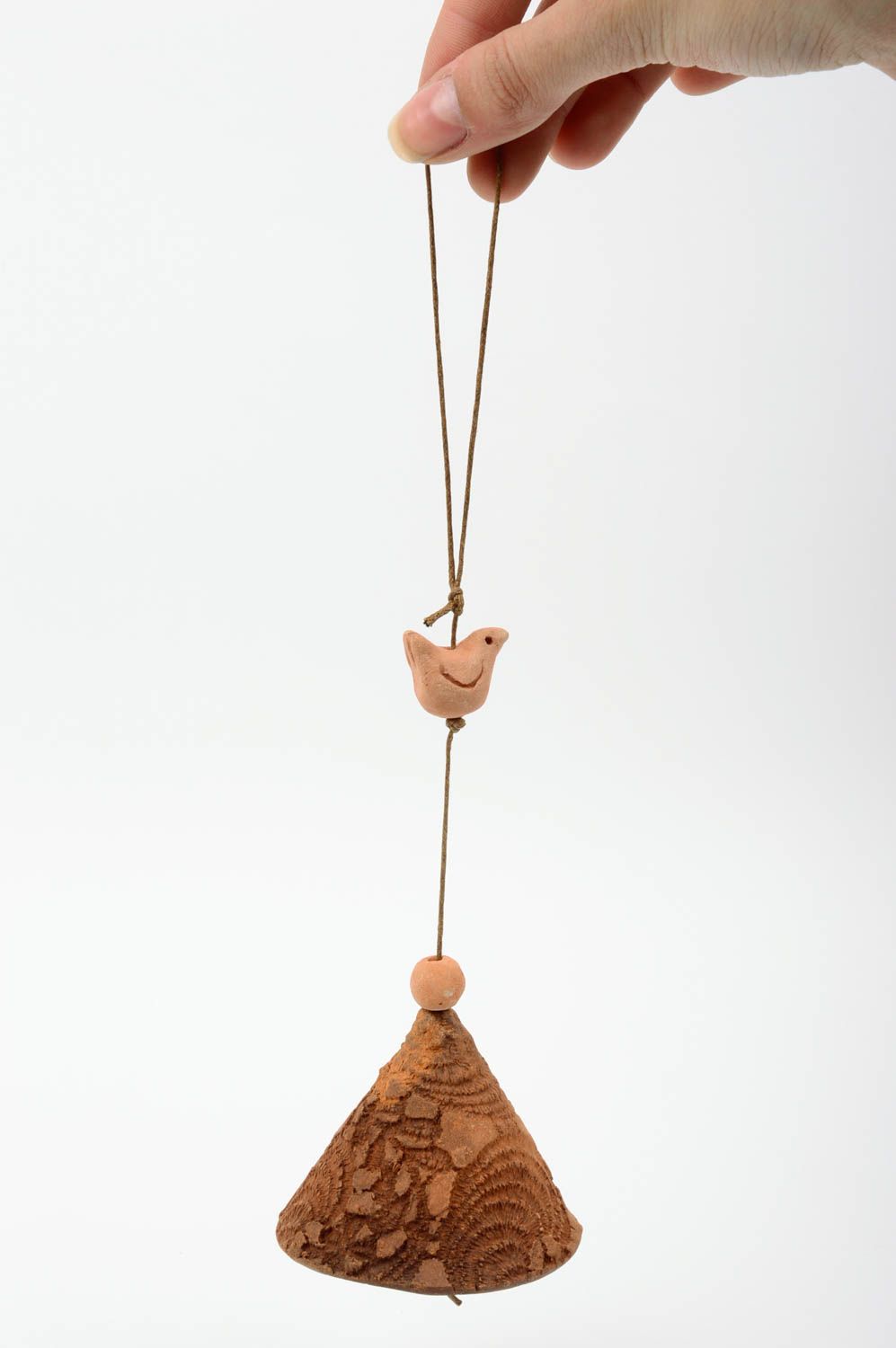 Авторский глиняный колокольчик ручной работы на шнурке украшенный птичкой фото 2