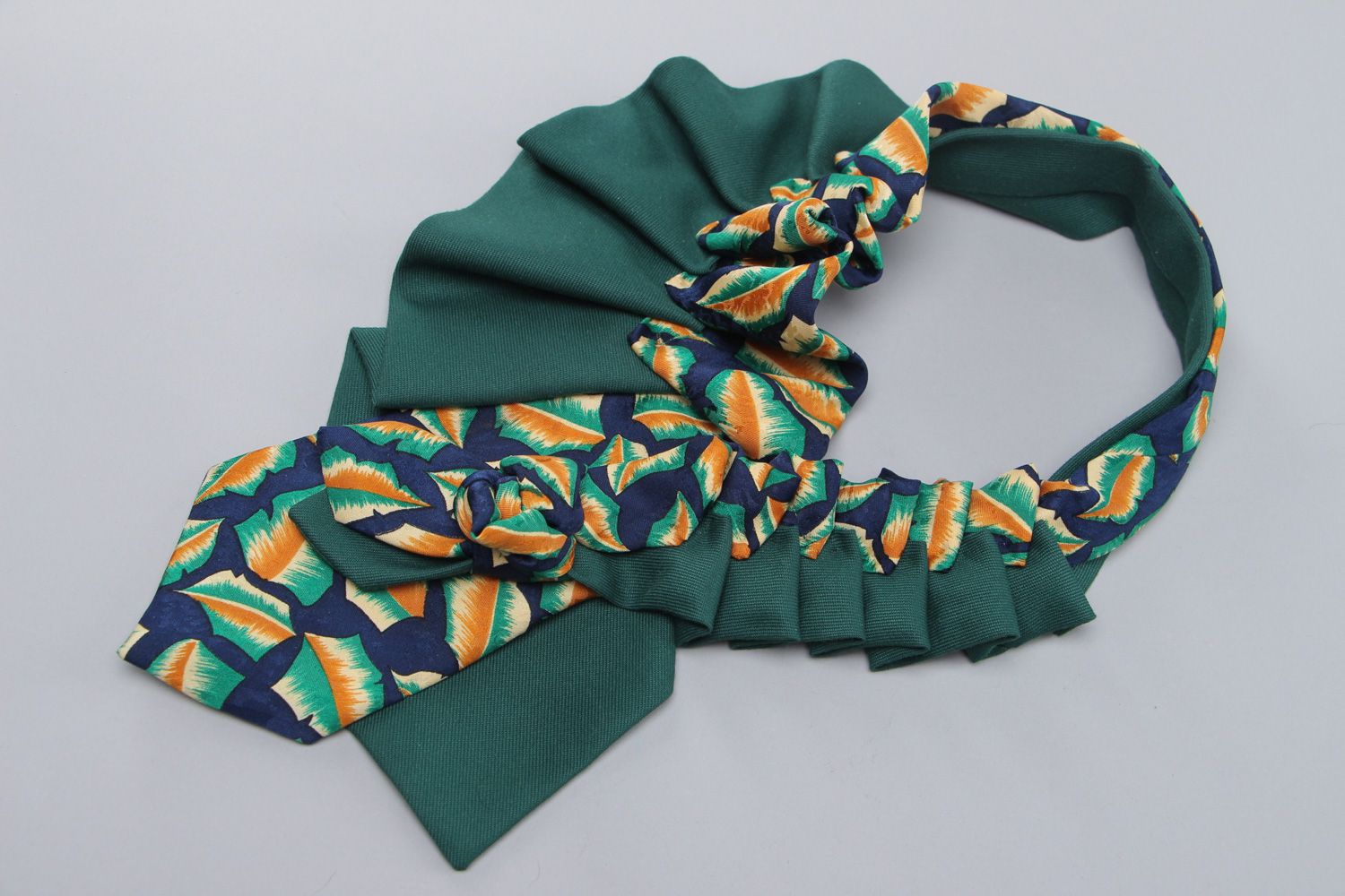 Текстильное колье из галстука оригинальное женское украшение зеленое фото 2