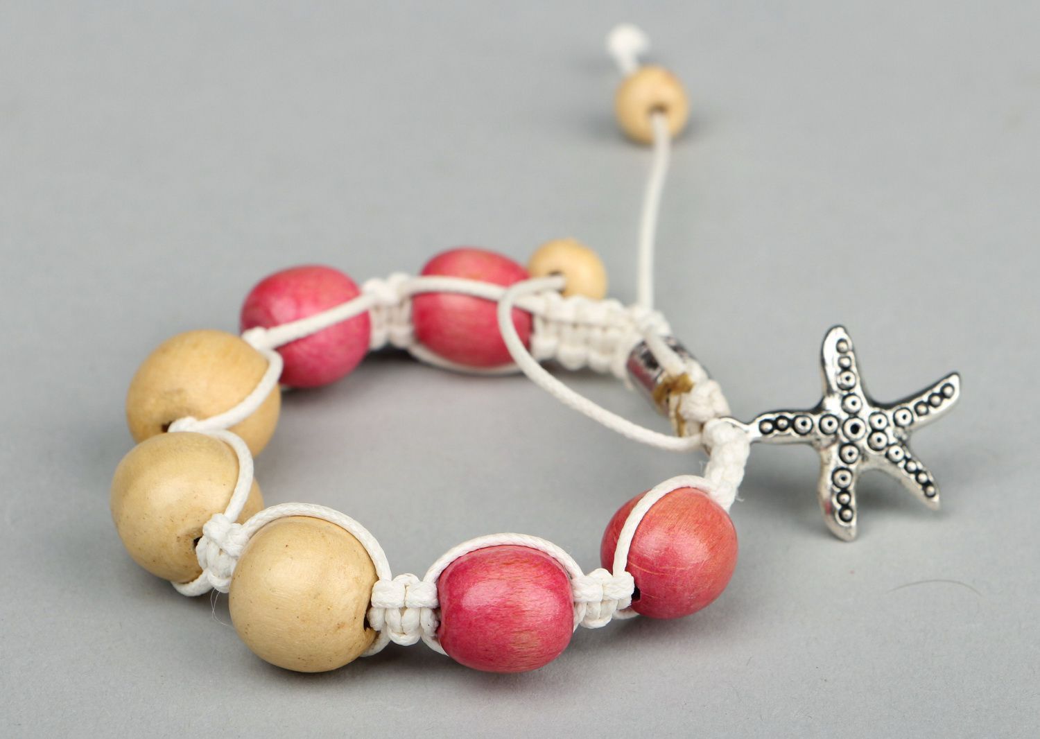 Bracelet perles en bois avec pendentif étoile de mer photo 2