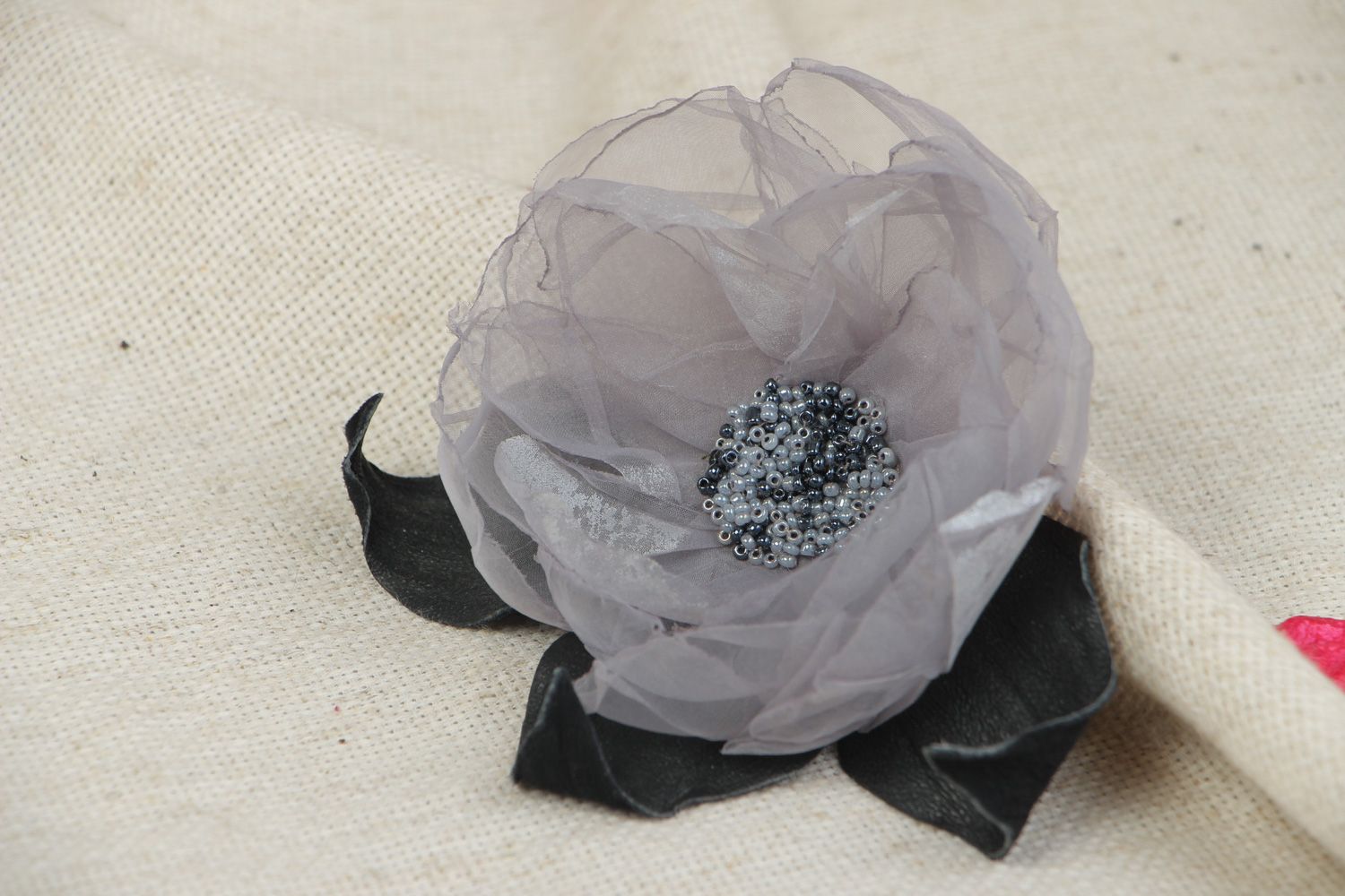 Graue schöne handgemachte Brosche Blume aus Kapron und Leder für Frauen  foto 5