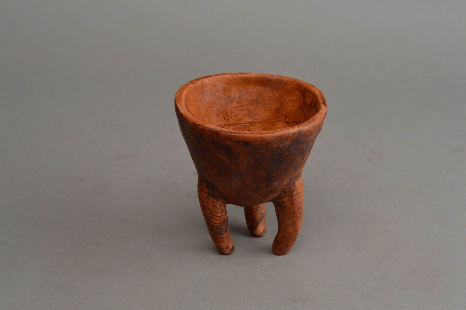 Kleine braune keramische handgemachte Schale aus Ton mit drei Füßen für Dekor foto 3