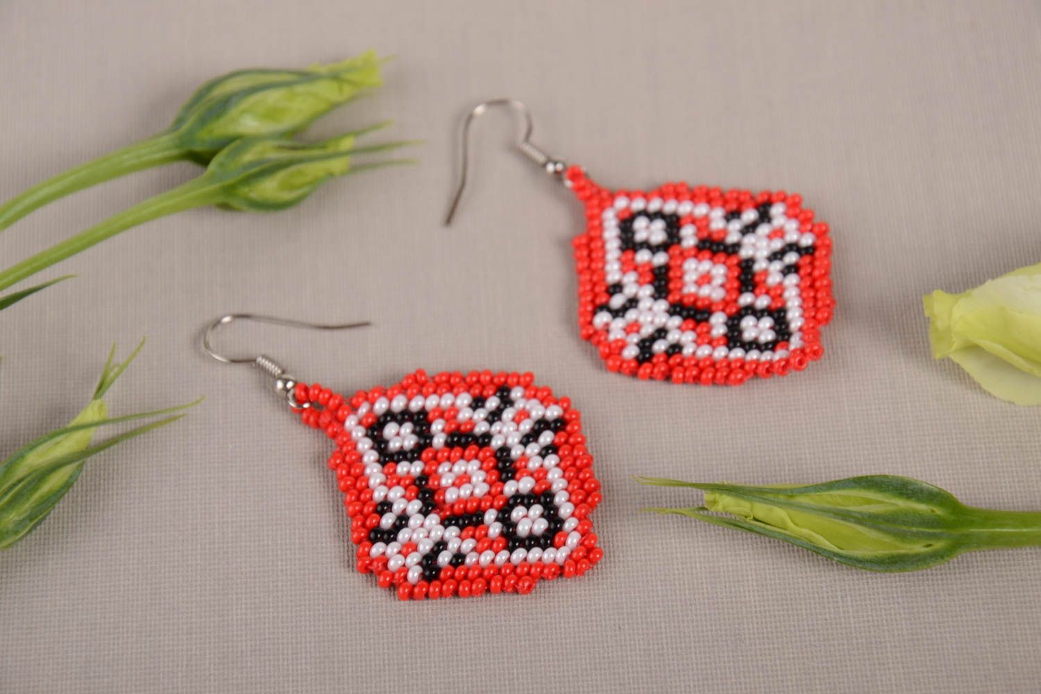 Boucles d'oreilles pendantes en perles de rocaille faites main rouges et noires photo 1