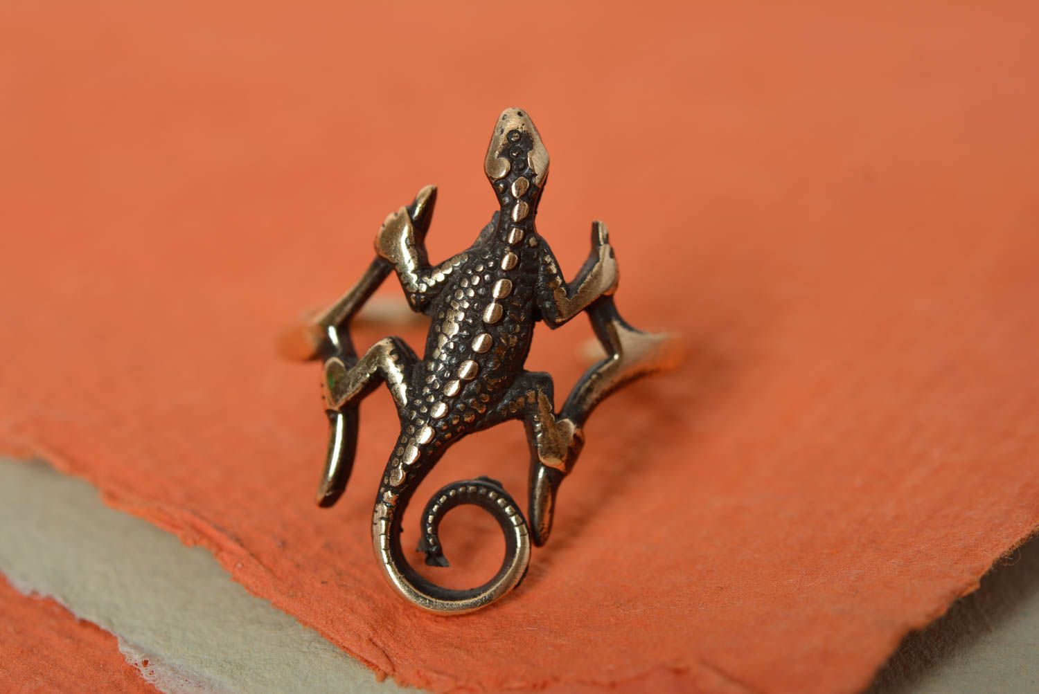 Перстень из бронзы в виде ящерицы ручной работы литой с регулируемым размером фото 1