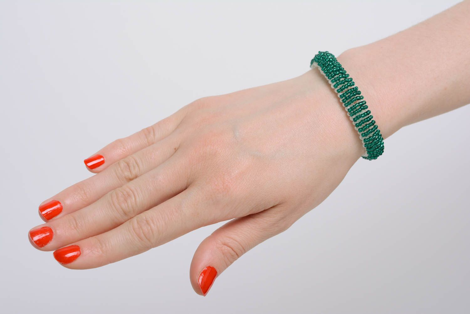 Handgemachtes weiß grünes Armband aus Glasperlen Designer Schmuck für Frauen  foto 2