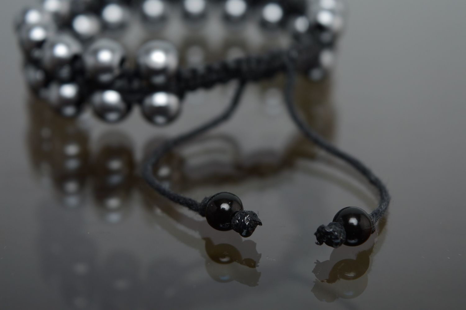 Bracelet en macramé lacet noir ciré et perles peintes en céramique fait main photo 4