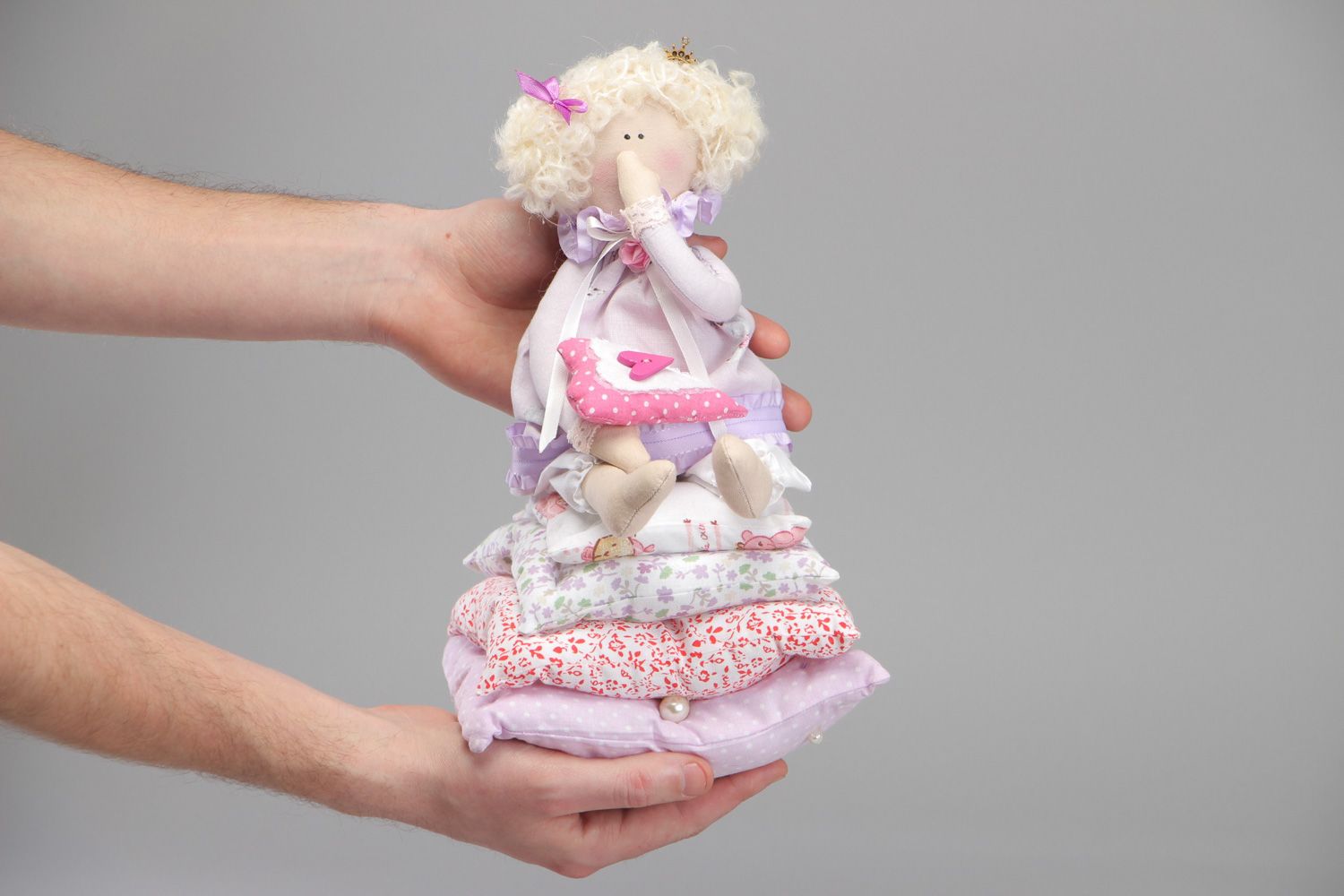 Belle poupée en tissu de coton faite main décor Princesse sur un petit pois photo 4