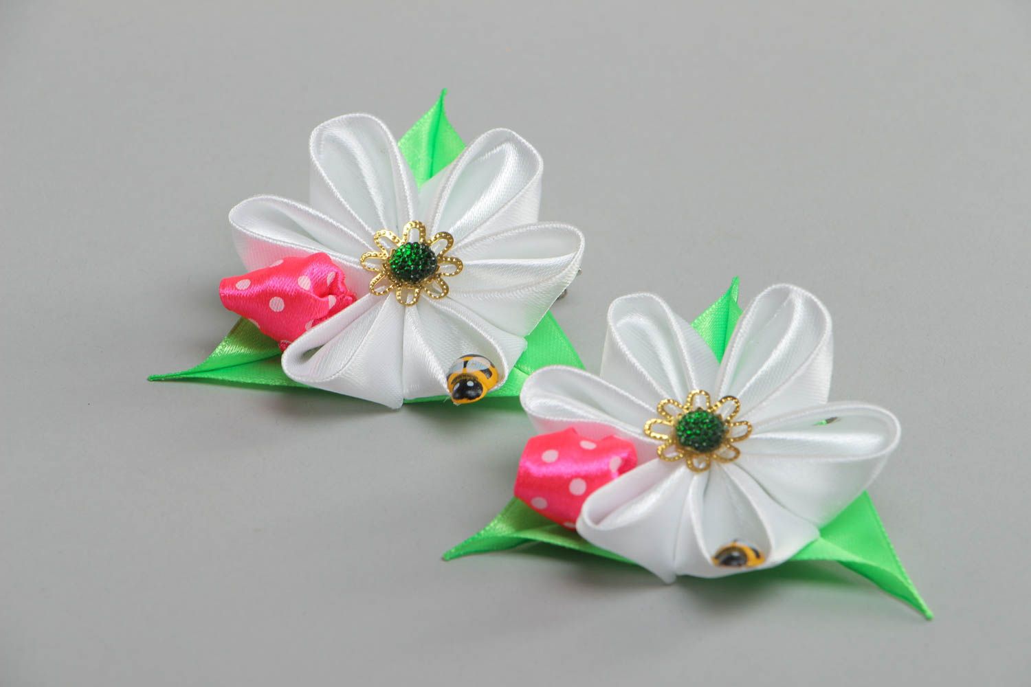 Set of handmade white satin ribbon flower hair clips 2 pieces for children photo 3