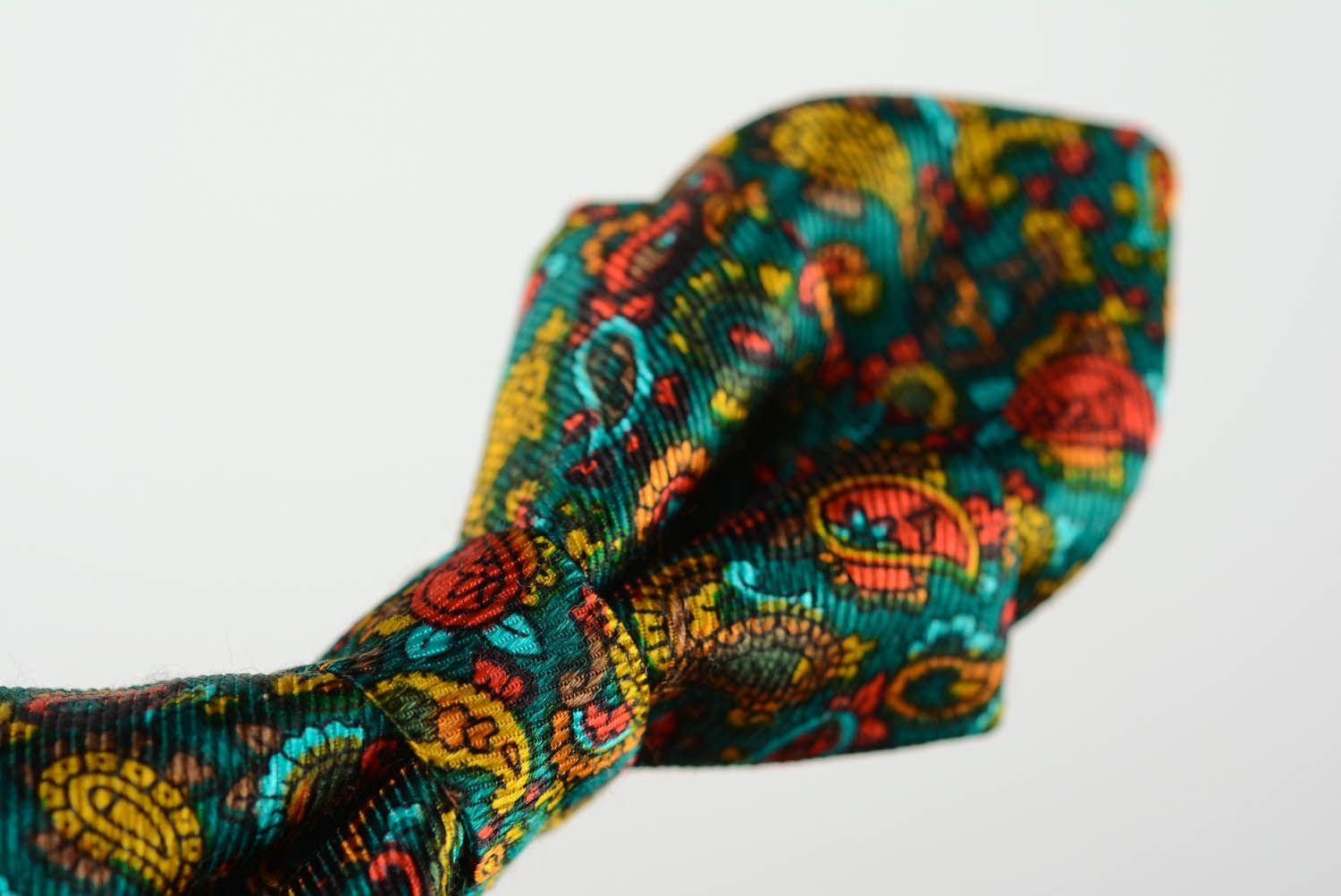 Gravata borboleta artesanal de tecido Pavão   foto 4