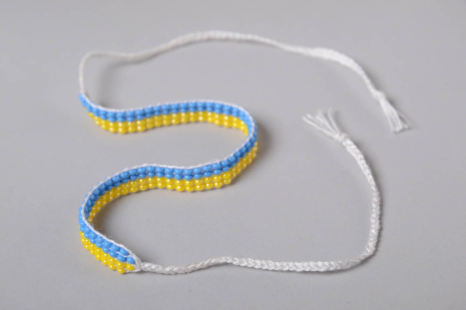 Bracelet en perles de rocaille et fils fait main fin jaune tissé bleu original photo 4