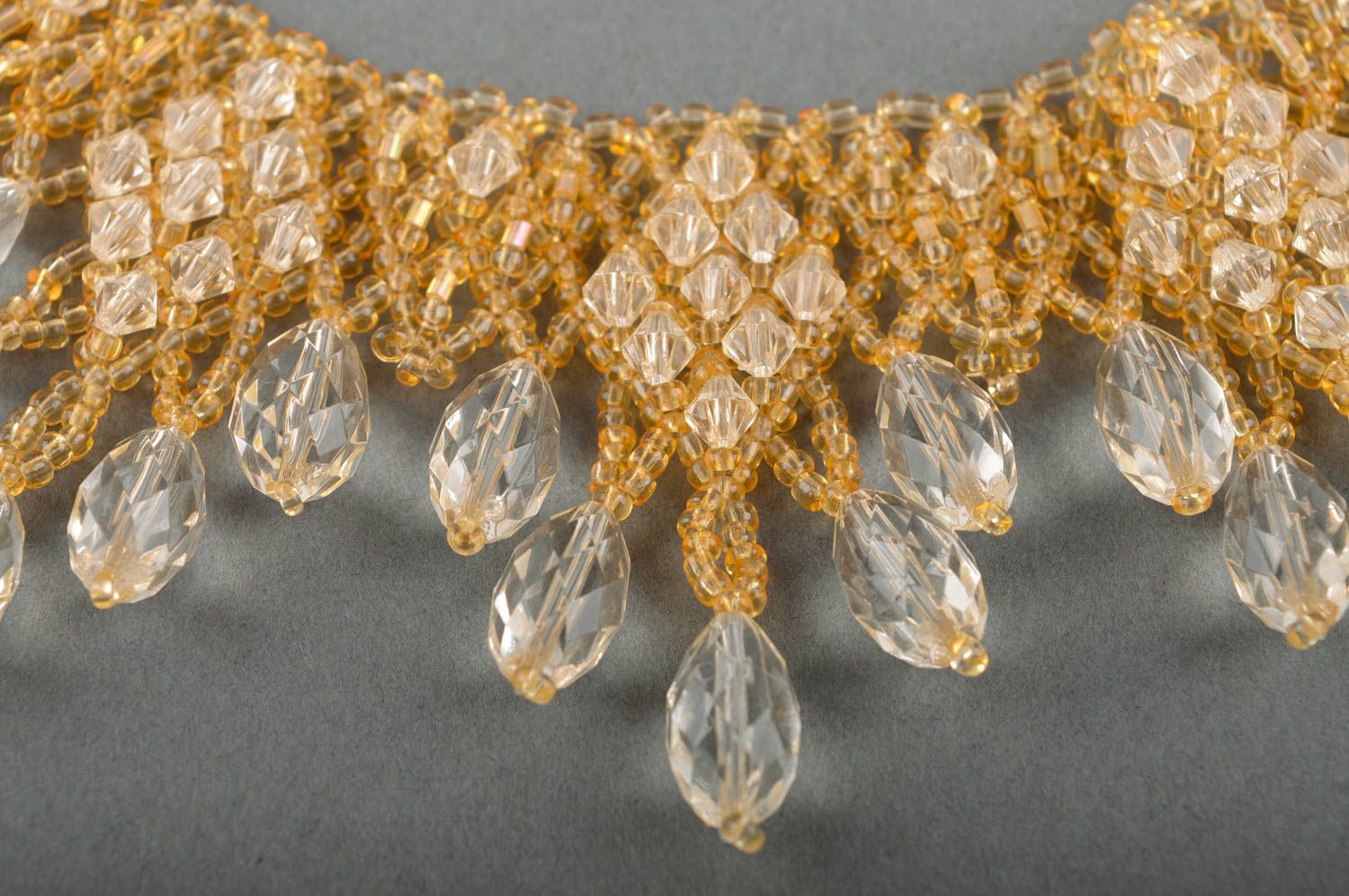 Collana di perline fatta a mano accessorio da donna in colore d oro bello foto 3