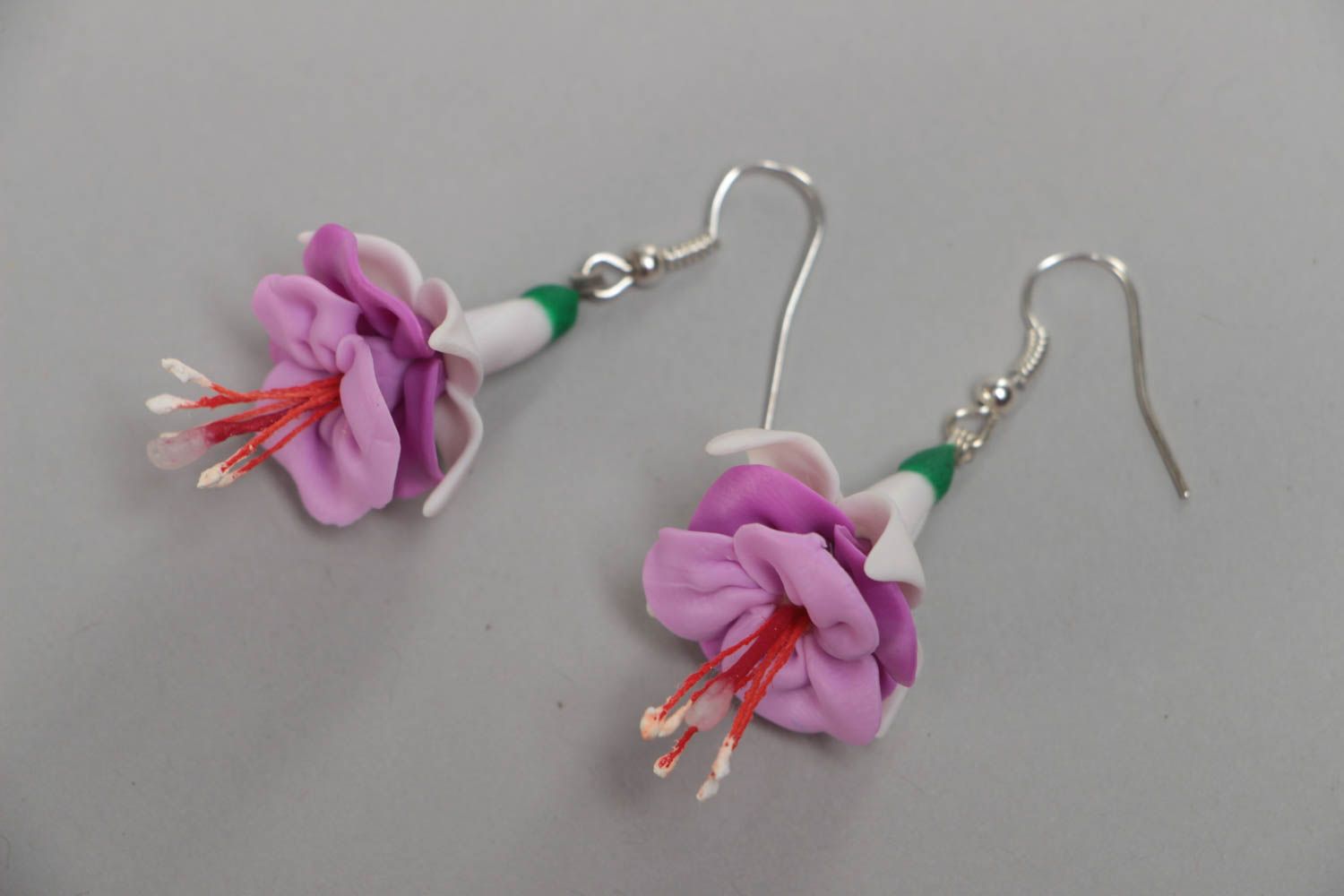 Schöne künstlerische lila Ohrringe Blumen aus Polymerton handgemacht Fuchsia  foto 2