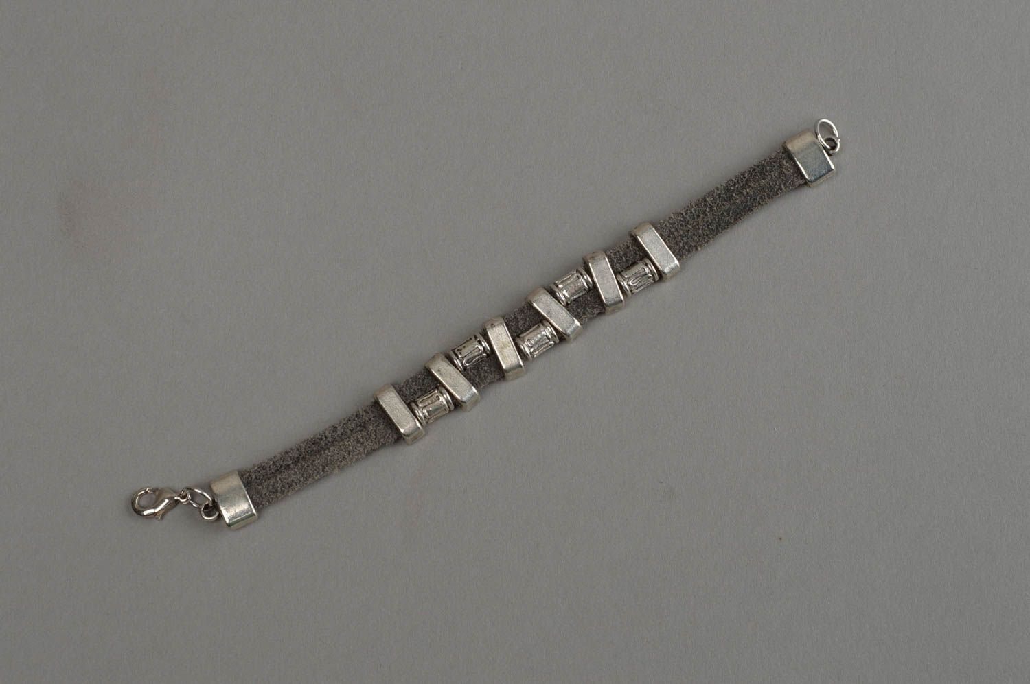Bracelet en cuir gris naturel avec perles en métal fait main design original photo 8