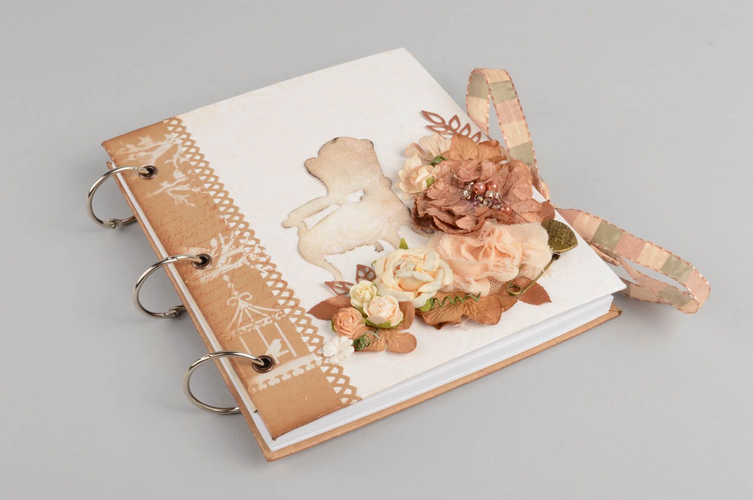 Livre d'or à spirale en carton et papier scrap fait main blanc beige avec fleurs photo 2