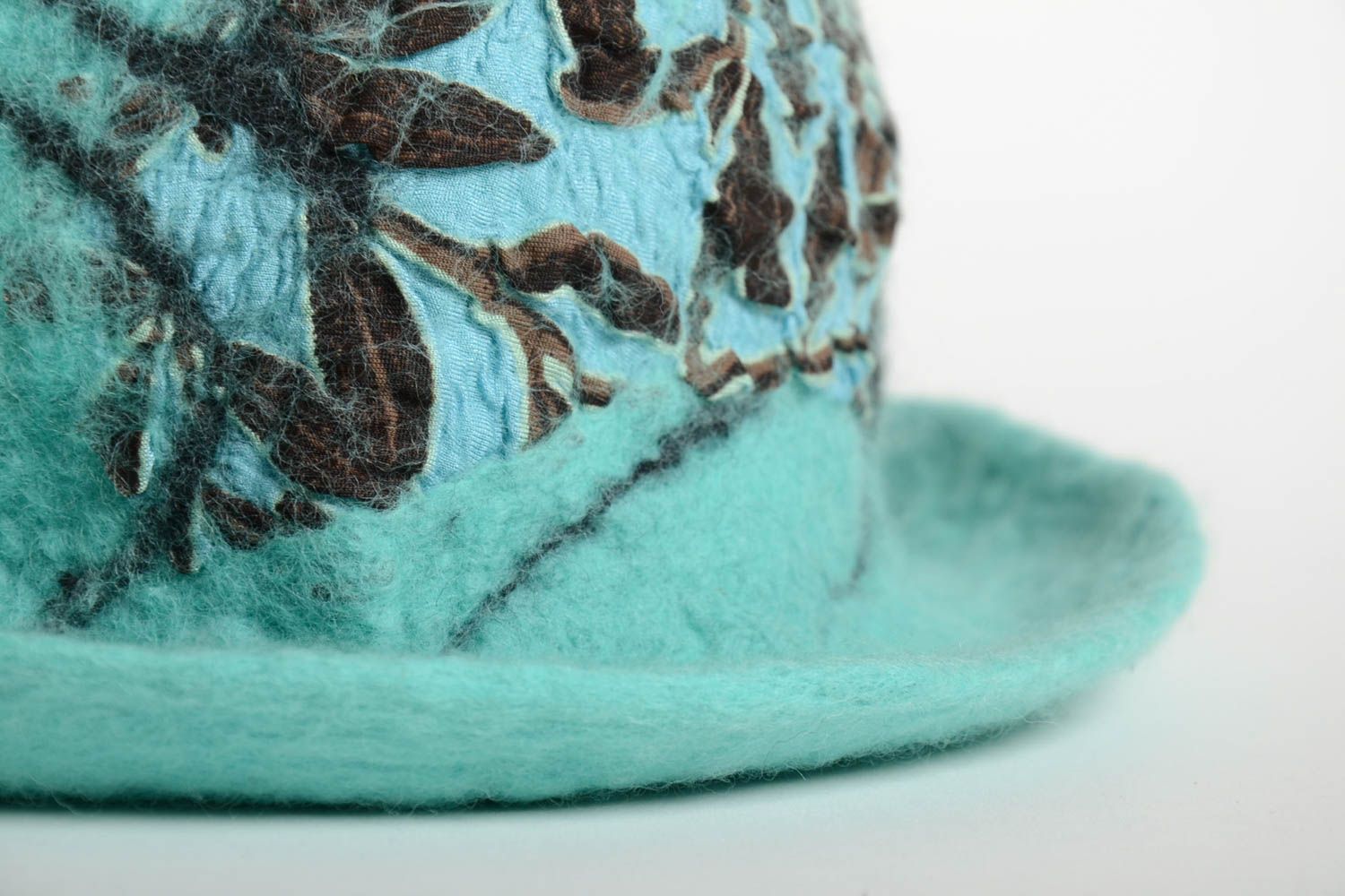 Chapeau fait main Bonnet en laine feutrée turquoise à motif noir Vêtement femme photo 5