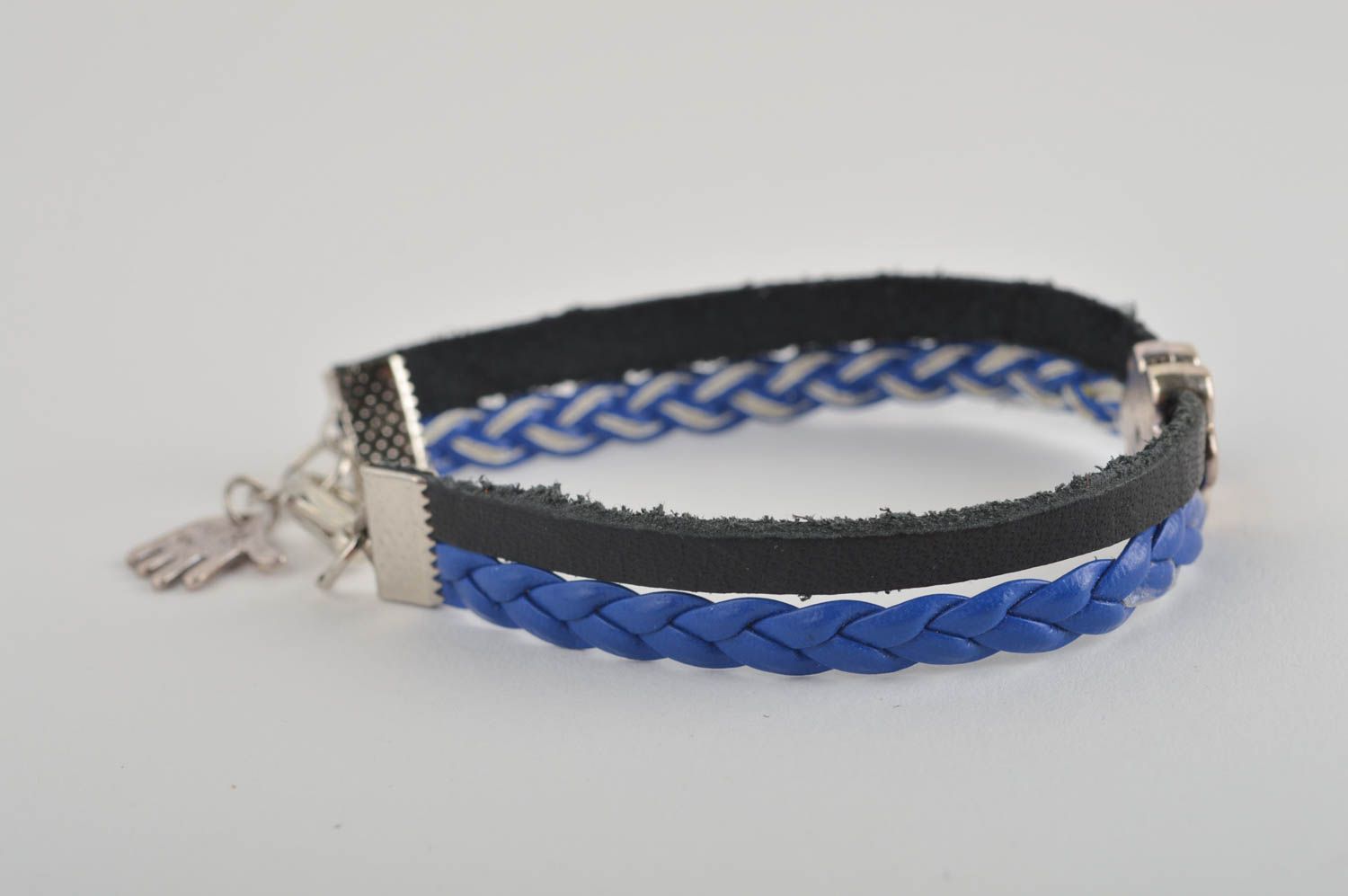 Pulsera artesanal accesorio de moda pulsera de piel azul y negro con flor foto 3