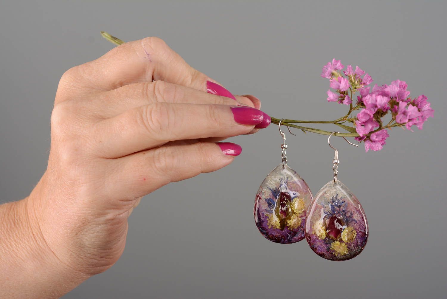 Ovale Ohrringe mit Trockenblumen foto 2