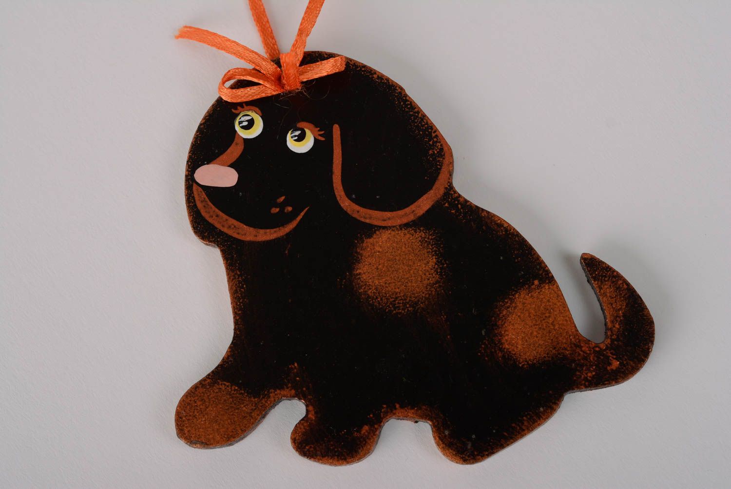 Интерьерная подвеска из ДВП расписанная акриловыми красками в виде шоколадного пса  фото 1