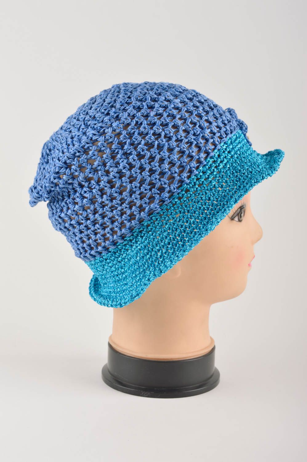 Вязаная шляпа ручной работы головной убор женская шляпа голубая с цветами фото 4