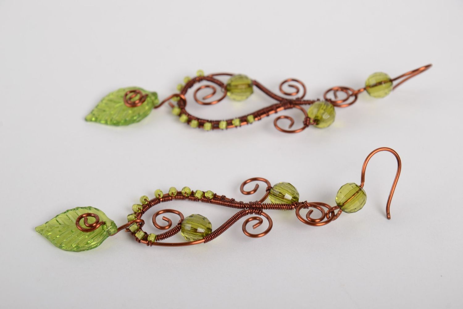 Украшение из меди хэнд мейд женские серьги зеленые красивые серьги с бусинами фото 4