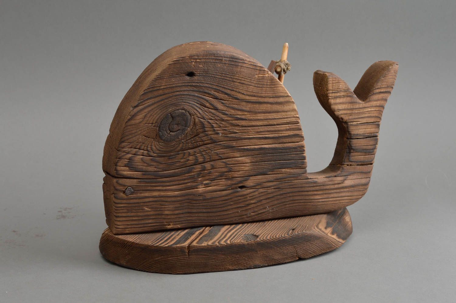 Авторская статуэтка из дерева сосны ручной работы в виде кита и корабля фото 4