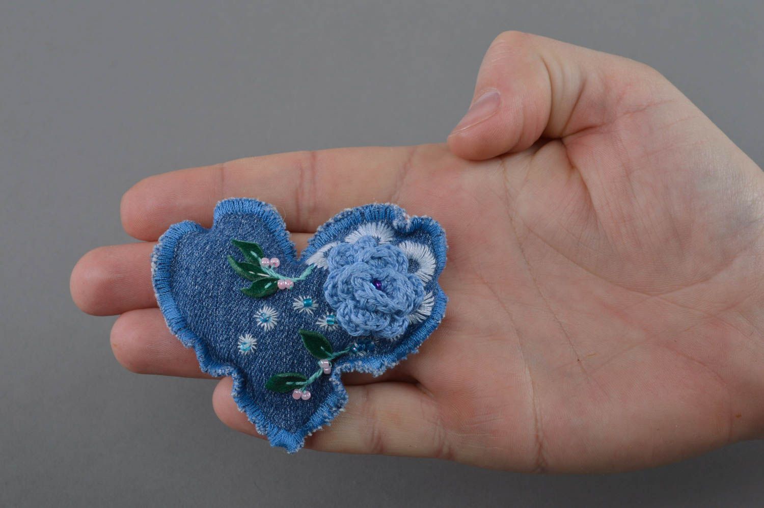 Джинсовая брошь в форме сердца ручной работы с вышивкой красивая мягкая фото 4