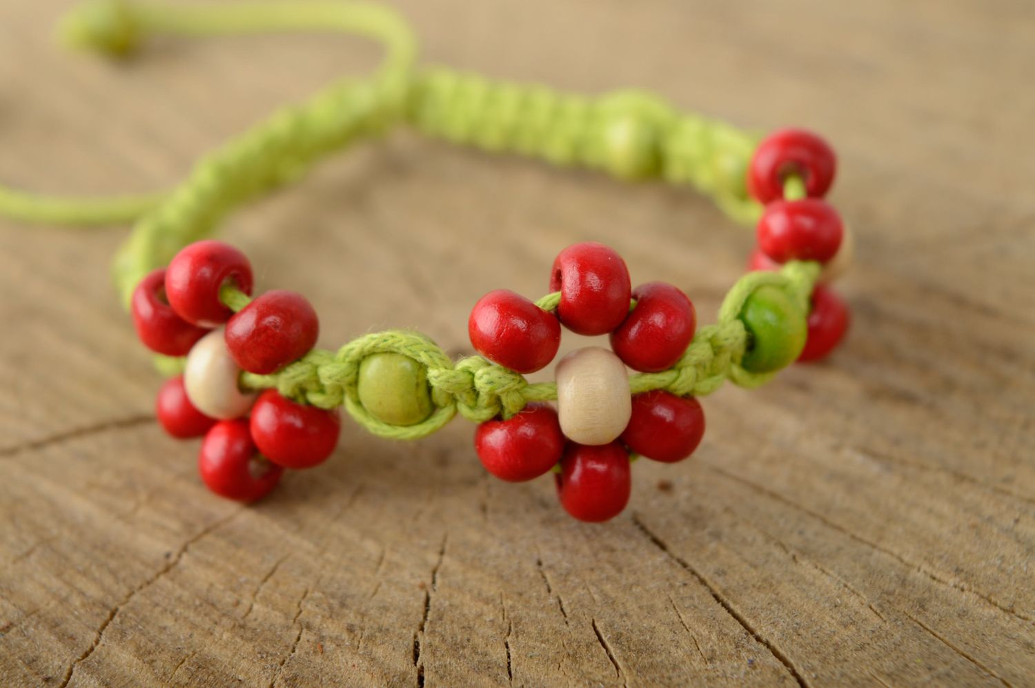 Bracelet en cordon tressé étroit vert et rouge fait main en macramé fleurs photo 1