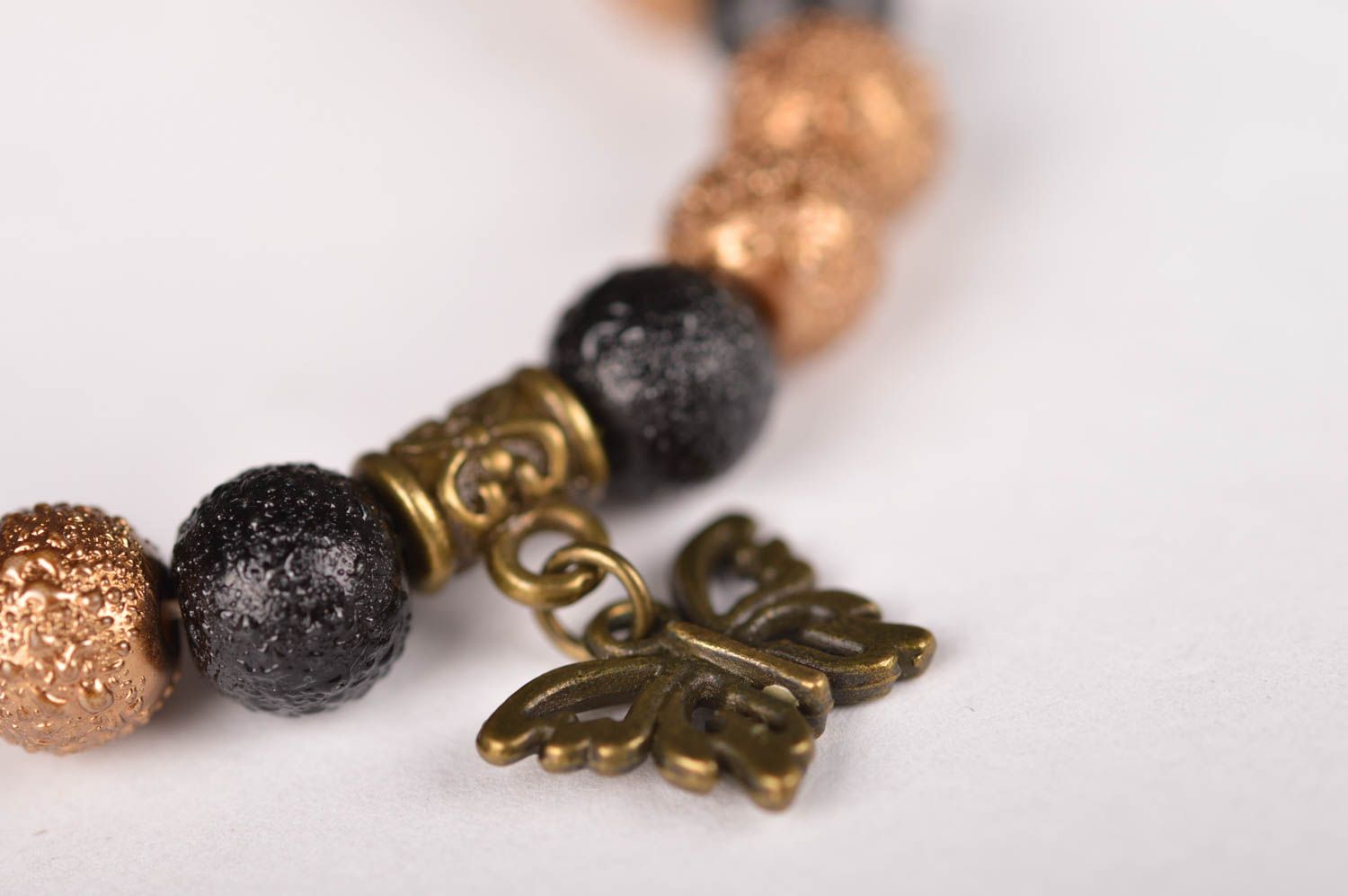 Браслет из бусин украшение ручной работы браслет бижутерия с подвеской фото 4