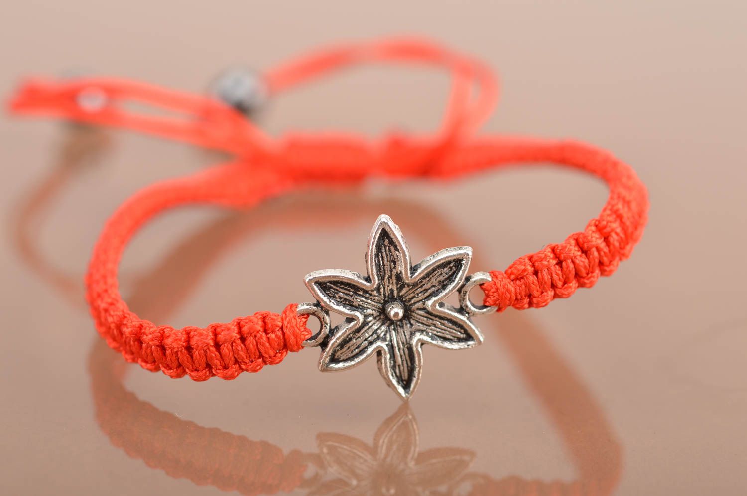 Bracelet rouge tressé en fils de soie fait main fin délicat avec fleur en métal photo 4