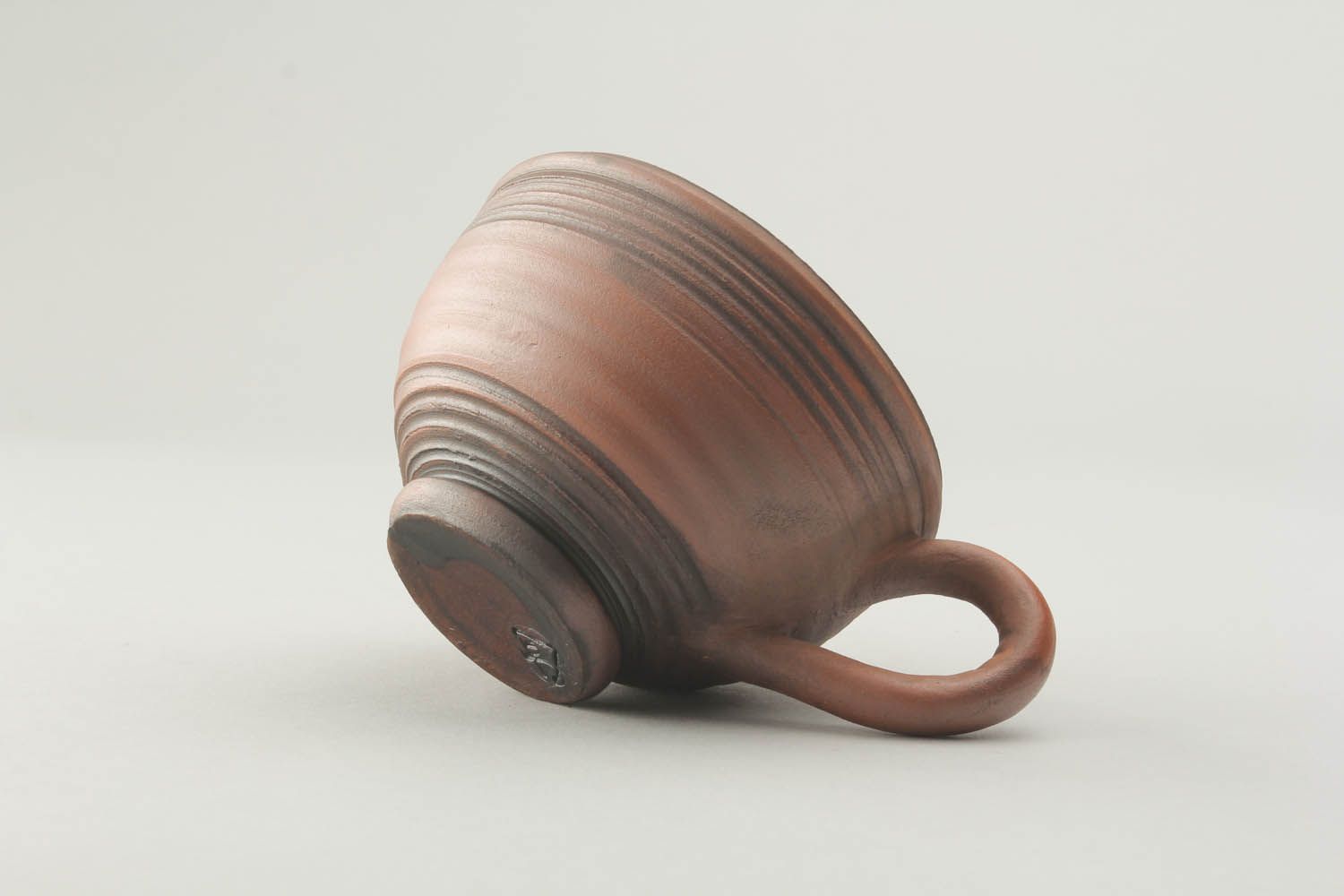 Handgemachte braune Tasse aus Keramik foto 4