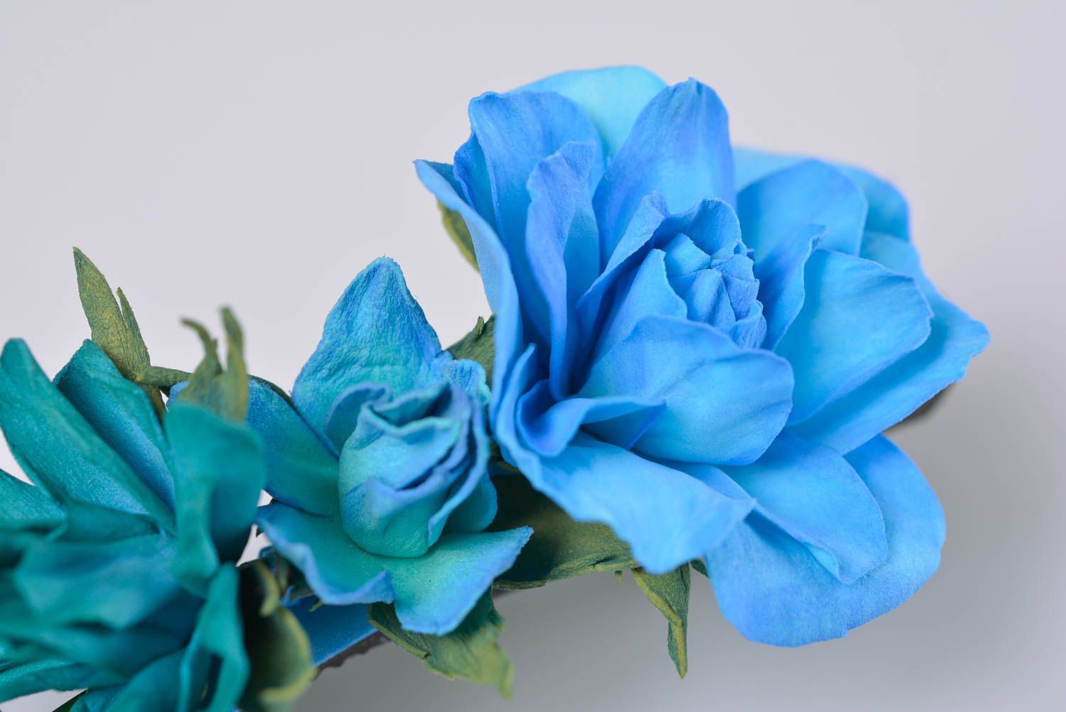 Originelle exklusive Haarspange mit türkisblauer Blume aus Foamiran für Frauen foto 4