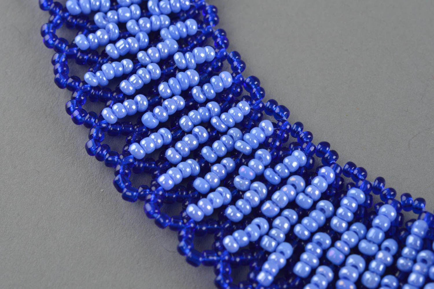 Joli collier en perles de rocaille tressé fait main Gouttes bleues bijou femme photo 3