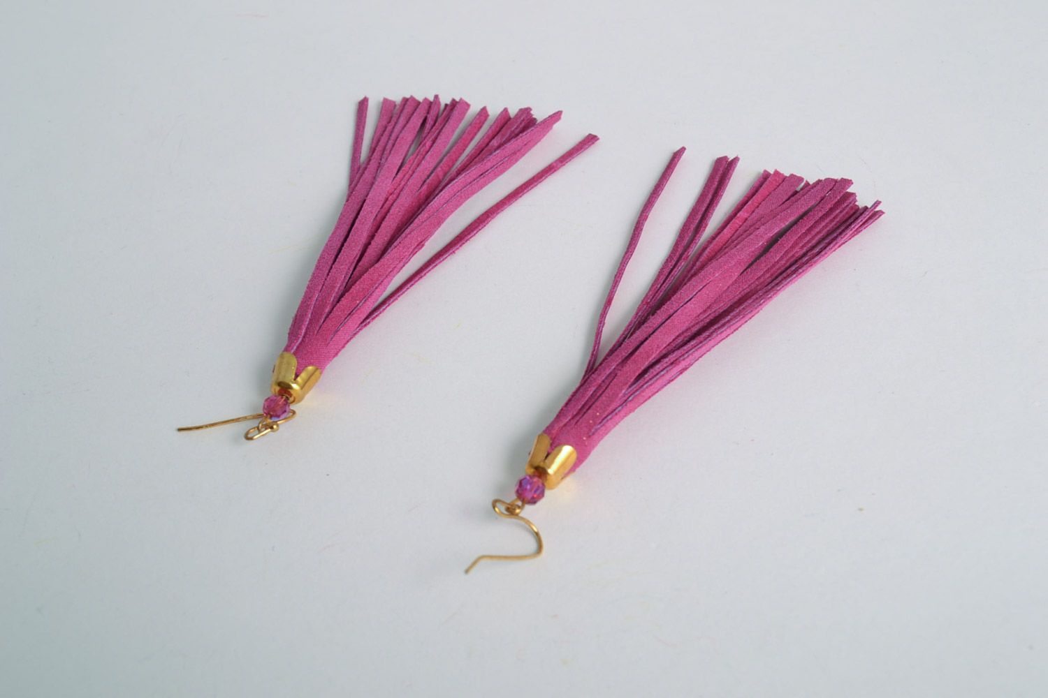 Pendientes largos con fleco de gamuza natural rosados hechos a mano foto 4
