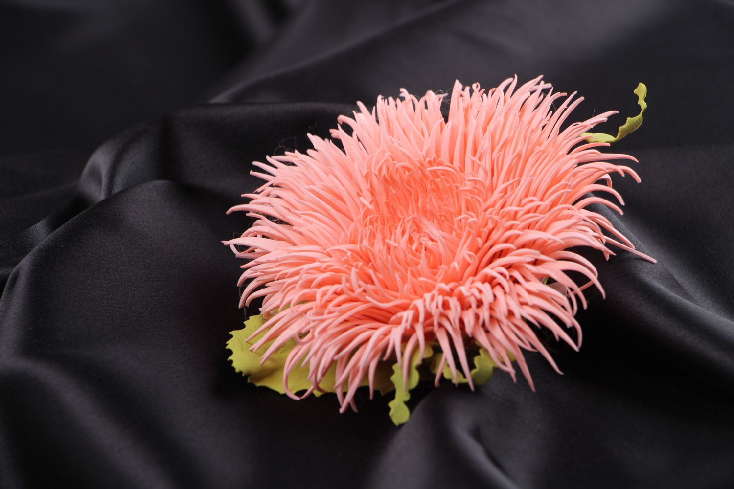 Rosafarbige handgemachte Brosche Haarklammer aus Foamiran in Form schöner Blume foto 1