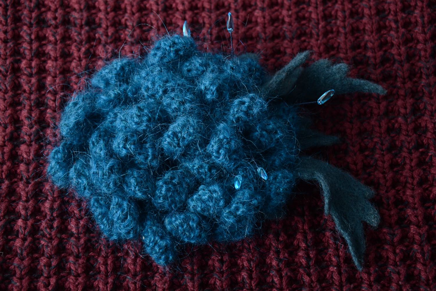 Broche textile originale faite main tricotée de couleur bleue Fleur photo 1
