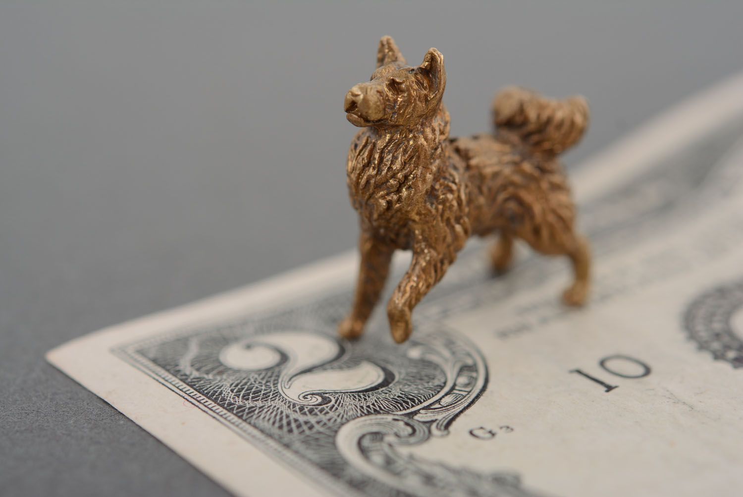 Figura de bronce con forma de perro Laika foto 2