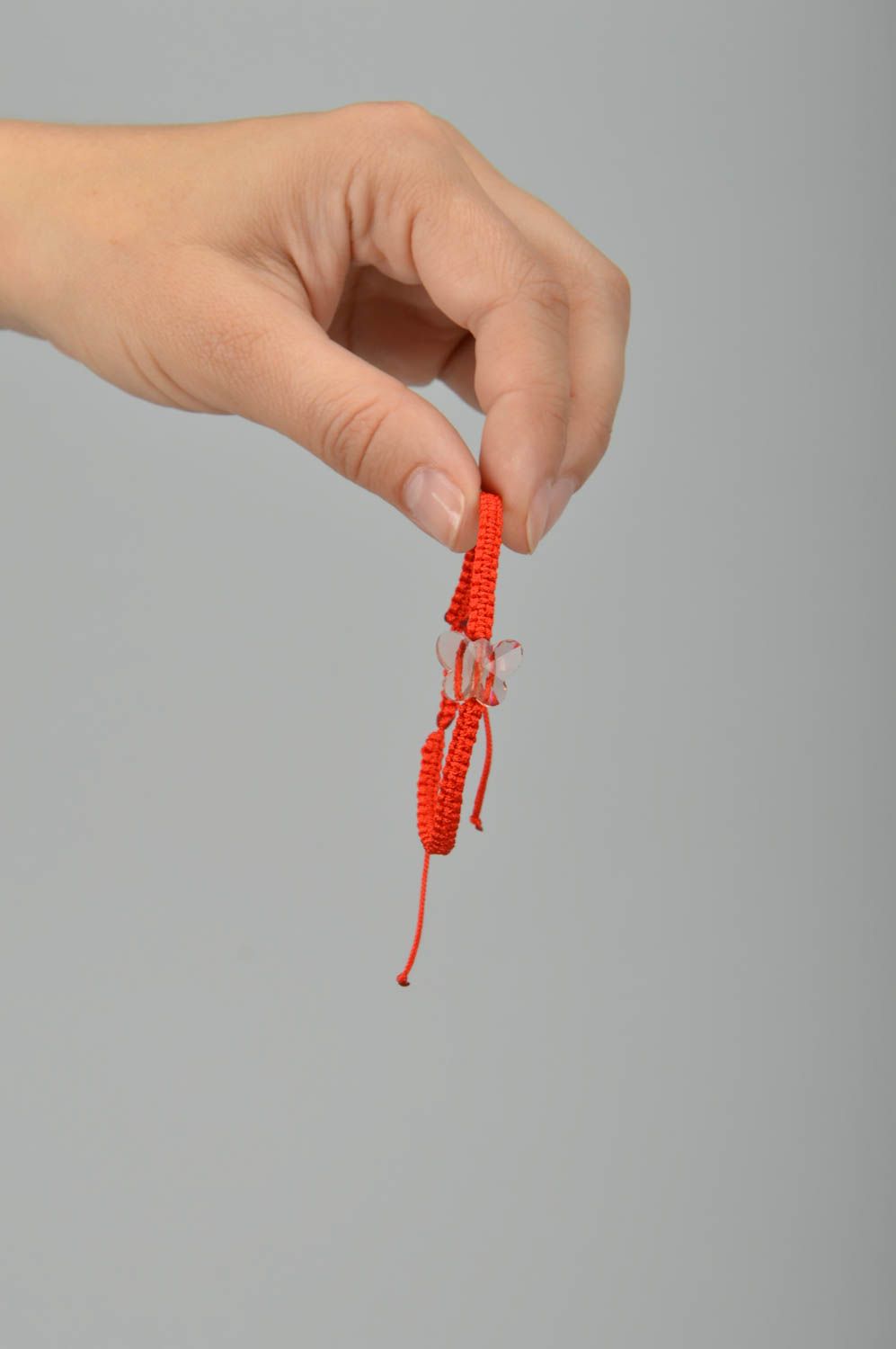 Браслет из вощеного шнурка красный плетеный с пластиковой бабочкой ручной работы фото 2