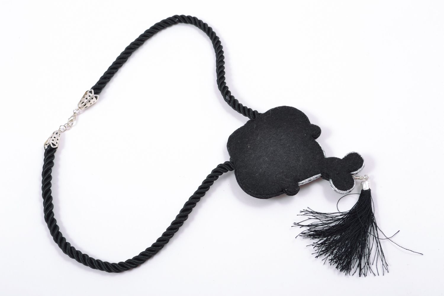 Pendentif soutache noir en fils spéciaux fait main avec perles fantaisie photo 5