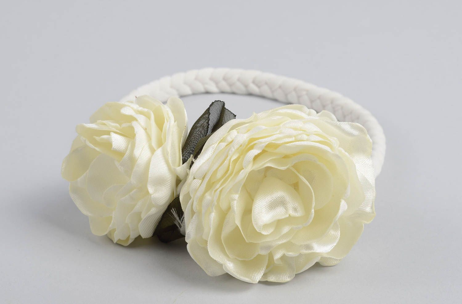 Zartes beige Blumen Haarband handmade Designer Schmuck Accessoire für Haare foto 1
