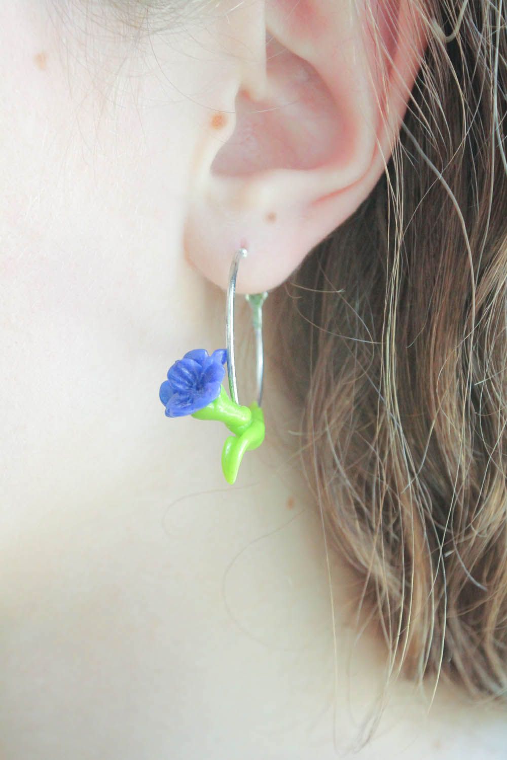 Blaue Ohrringe mit Blumen aus Polymerton foto 1