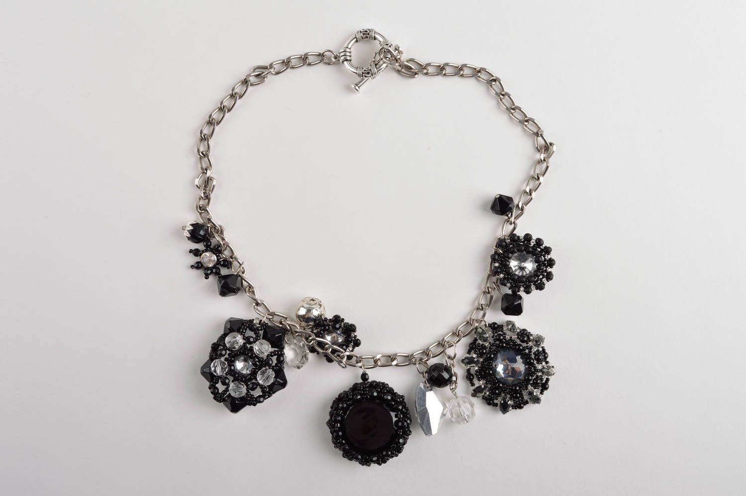 Gros collier Bijou fait main noir avec breloques perles de rocaille Cadeau femme photo 2