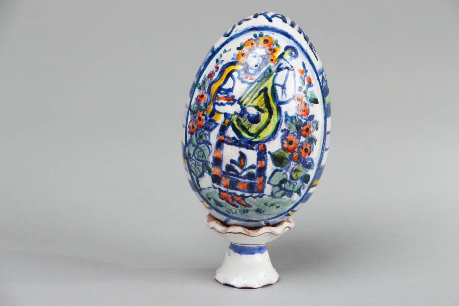 Керамическое яйцо на подставке Украинка фото 1