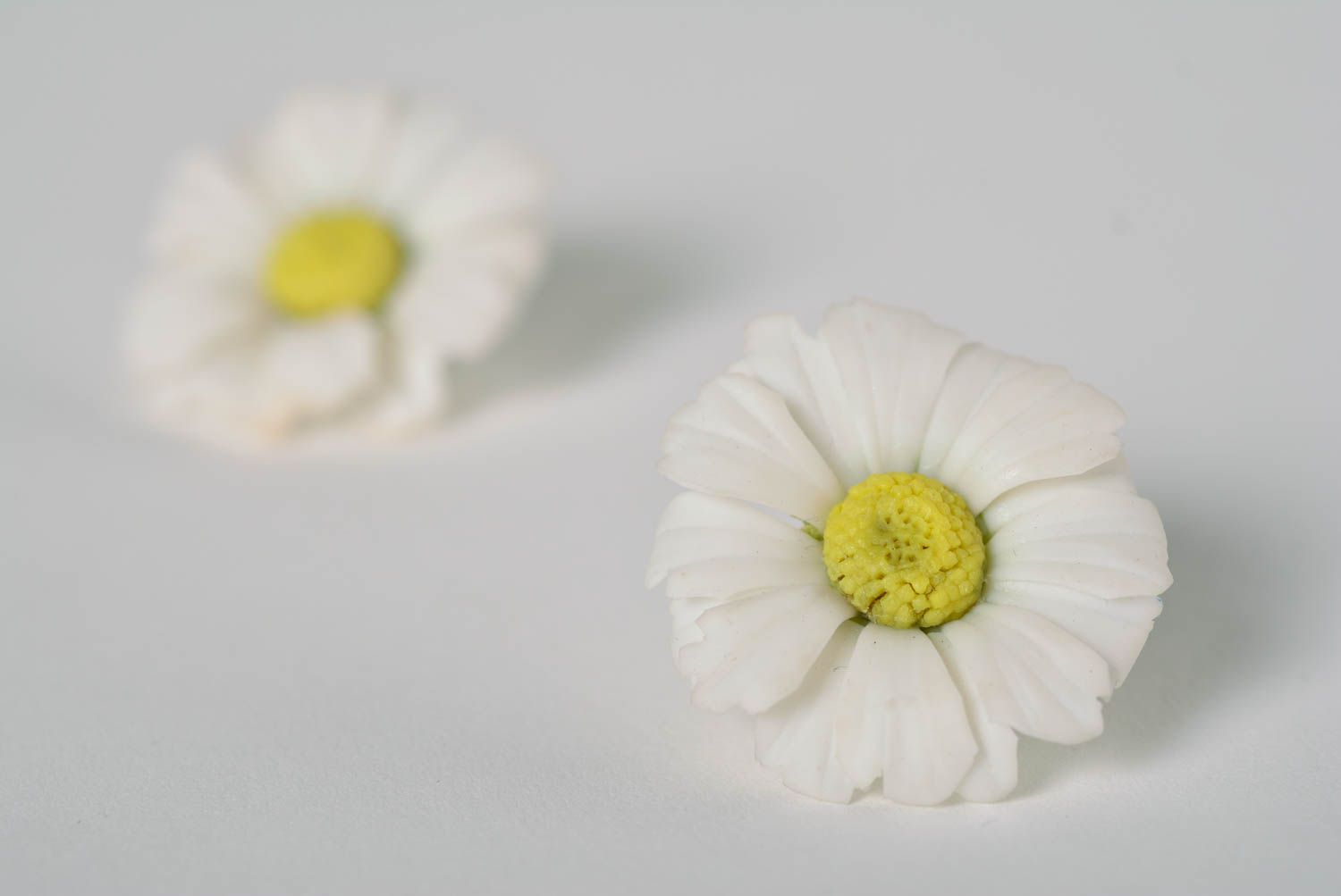 Blume Ohrstecker aus Polymerton handmade stilvoll Kamillen modisch für Frauen foto 3