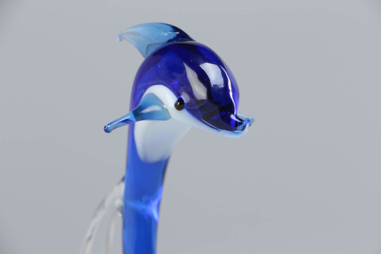 Красивая маленькая фигурка из стекла Дельфин в технике лэмпворк ручной работы фото 3