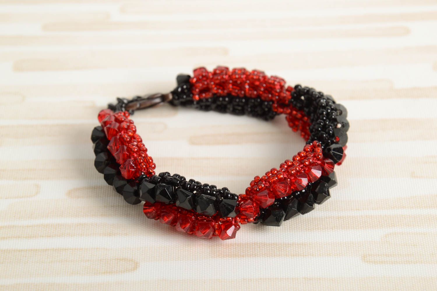 Bracelet en perles de rocaille Bijou fait main rouge-noir Cadeau femme photo 1