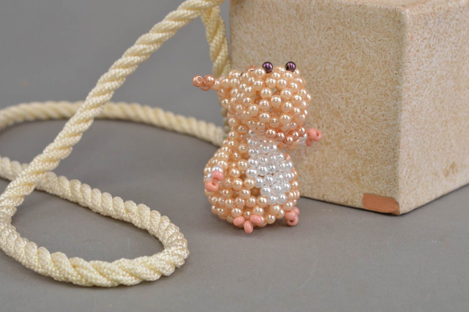 Figurine hippopotame couleur crème en perles de rocaille faite main décorative photo 1