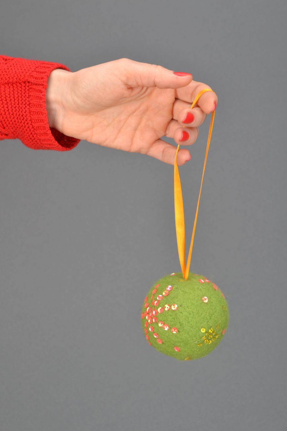 Adorno navideño de lana verde con forma de bola foto 2