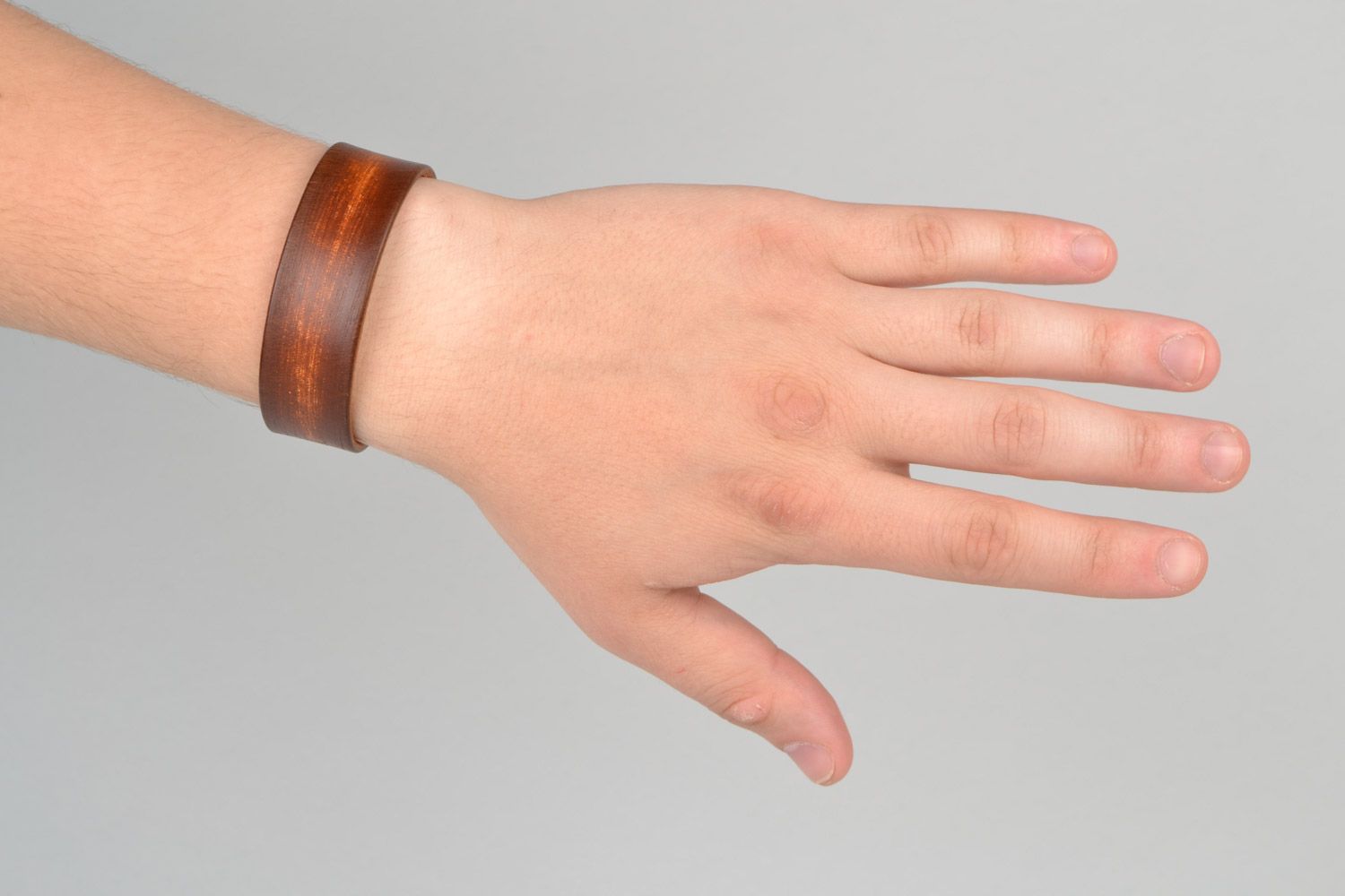 Pulsera de cuero ancha hecha a mano con botón estilosa marrón foto 2