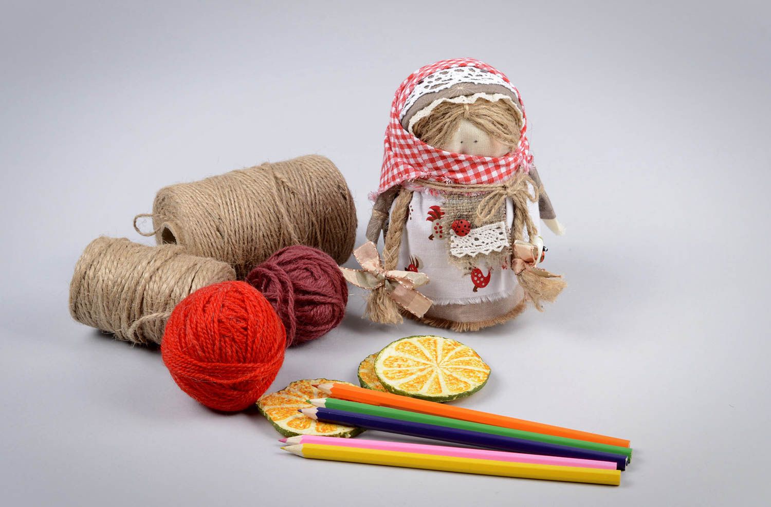 Muñeca de tela hecha a mano juguete tradicional con granos objeto de decoración  foto 5