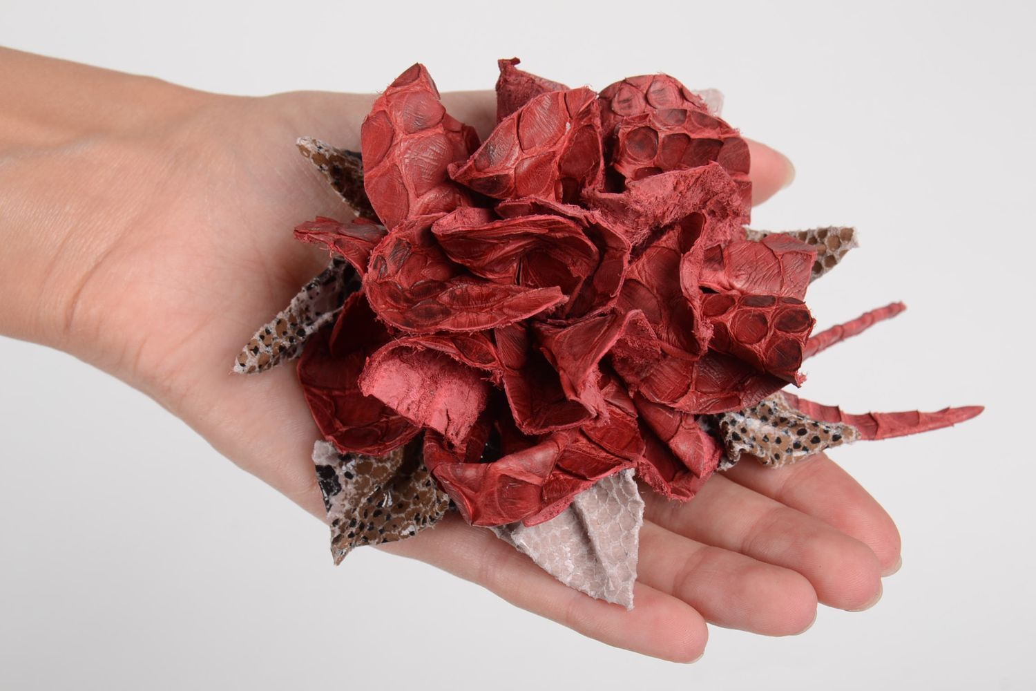 Broche Barrette fleur rouge faite main grande en cuir Accessoire femme photo 2